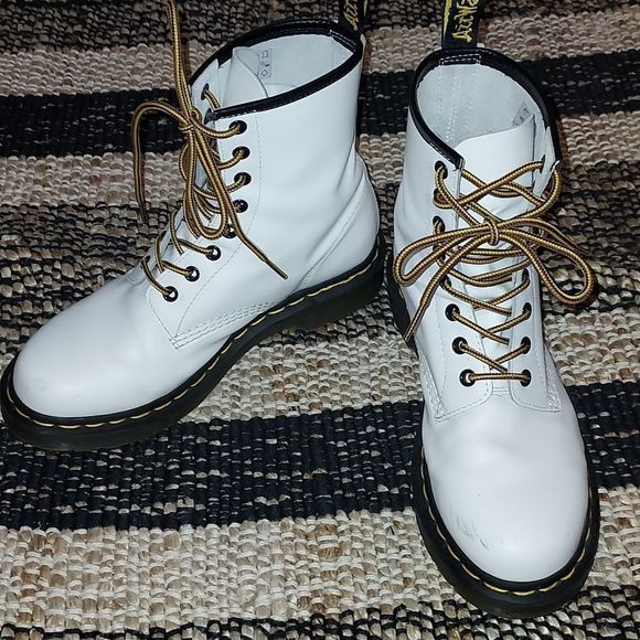 Dr. Martens Shoes - Dr. Martens 11821 Airwair boots